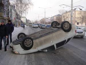 ДТП в Усть-Каменогорске: Авто взлетело на два метра вверх из-за открытого люка