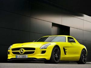 Суперкар Mercedes-Benz SLS AMG ушел под воду