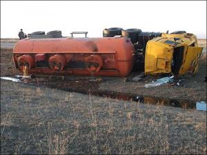 В результате ДТП с бензовозом в ВКО произошел разлив 10 тонн ГСМ