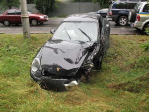 Под Киевом водитель Porsche разбил две машины и сразу снял номера