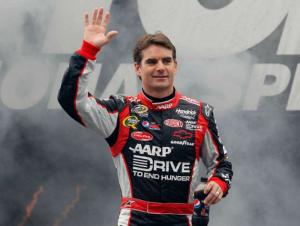 Гордон победил на этапе NASCAR в Индианаполисе, Монтойя — 23-й