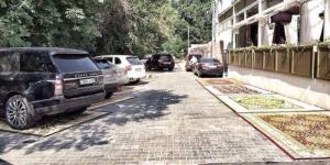 В Казахстане парковку элитного ресторана устлали коврами