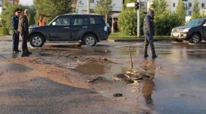 Автомобиль провалился под асфальт в Астане
