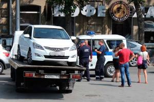 Разгневанный автовладелец проколол четыре колеса эвакуатора