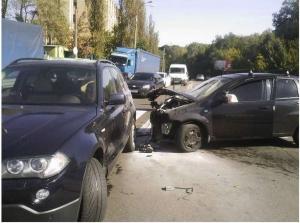 ДТП под Киевом: в столкновении Mercedes, Volkswagen Tiguan и Toyota пострадали двое