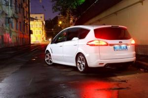 Ford тестирует обновленный минивэн C-Max