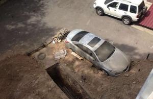 Строители засыпали автомобиль на парковке в Алматы