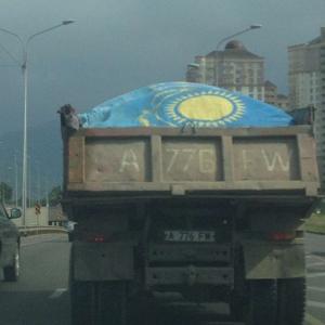 В Алматы госфлаг использовали вместо брезента на грузовике
