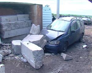 В Петропавловске грузовик с бетонными блоками перевернулся на автомобиль