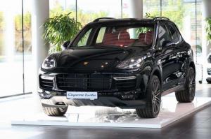 Иностранец на Porsche устроил гонки в центре Киева и разбил много машин