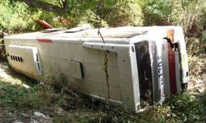 На севере Индии пассажирский автобус упал с обрыва