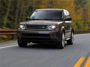 В Алматы столкнулись Land Rover Range Rover и Toyota Camry