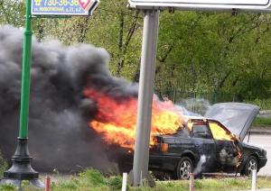Пожар в Алматы: Автомобиль Audi сгорел рядом с ТЦ "Мерей"
