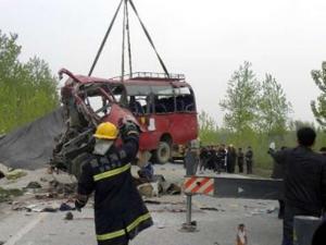 Автобус столкнулся с грузовиком в Китае: погибли 13 человек