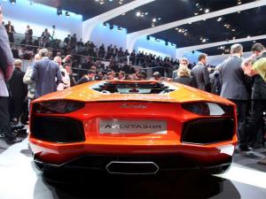 Lamborghini Aventador подвергли «яблочной» атаке