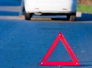 На трассе Р53 около Кургана Cлавы Mercedes снес столб: двое пострадавших