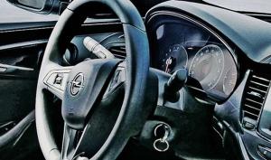 В сети появились фотографии салона Opel Astra