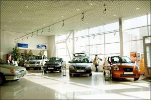 В августе продажи новых автомобилей в РФ сократились на 25%