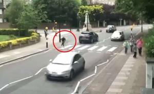 На пешеходном переходе через Abbey Road в Лондоне машина сбила женщину