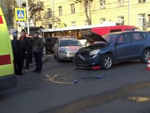 В Петербурге автомобиль сбил шесть человек на автобусной остановке
