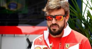 Алонсо прилетел в Бахрейн поддержать гонщиков Ferrari