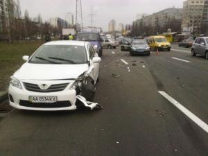 В Киеве лоб в лоб столкнулись два авто