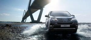 В новой рекламе Toyota внедорожник едет по тротуару!