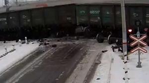 Грузовик столкнулся с двумя поездами в СКО