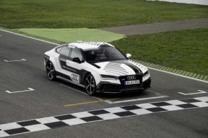 Самый быстрый беспилотник Audi RS7 испытали на гонках