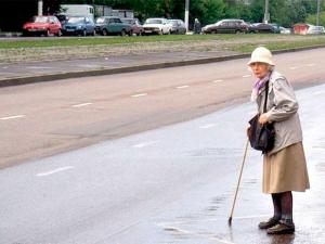 Пенсионный возраст не повод медленно переходить дорогу