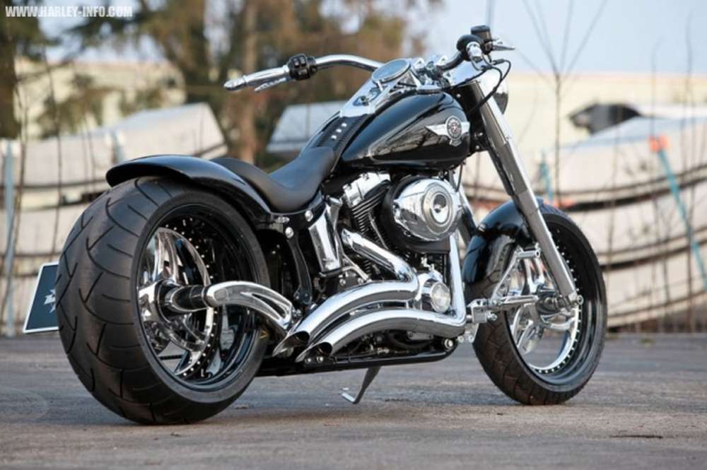 Освященный Папой Римским Harley-Davidson продан с молотка