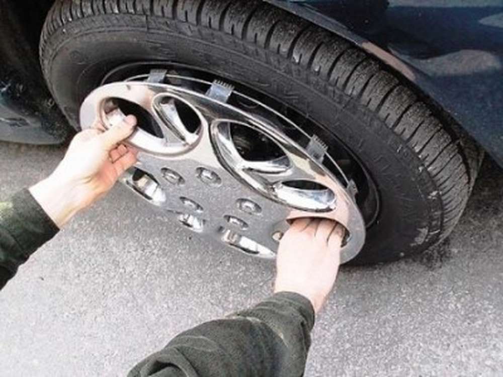 В Минске двух молодых парней задержали за кражу колес