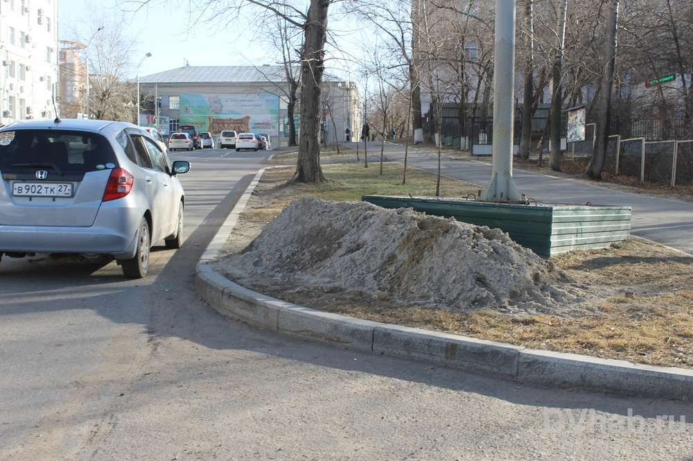 В центре Хабаровска на подъемах и спусках появились кучи с песком
