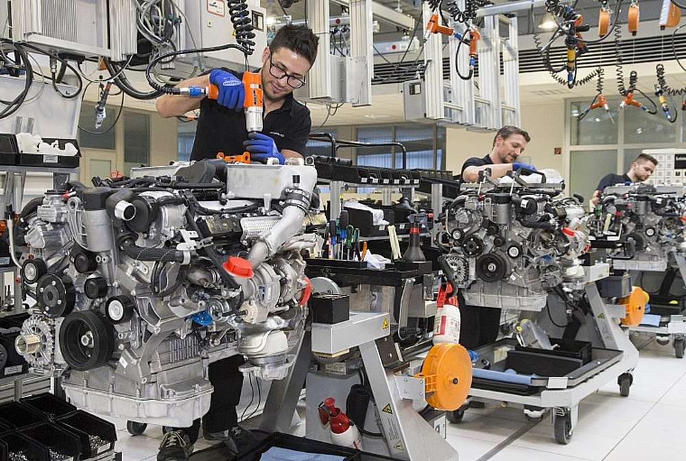 Daimler столкнулся с дефицитом моторов
