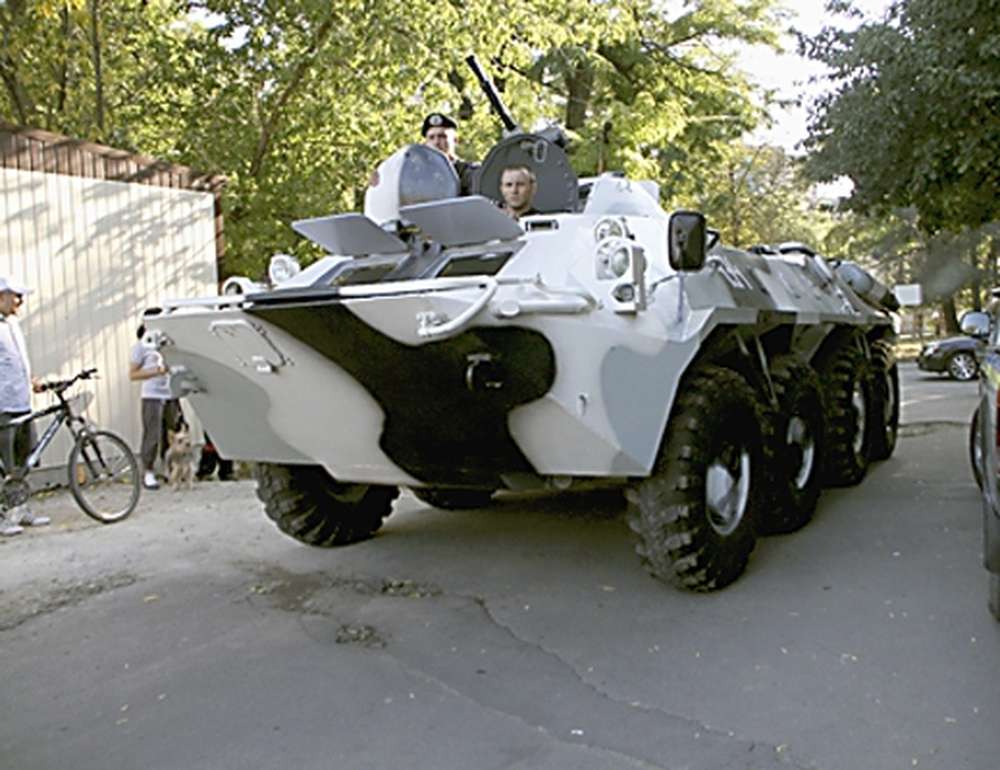 На стоянке автомобильного ломбарда в центре Москвы нашли бронетранспортер