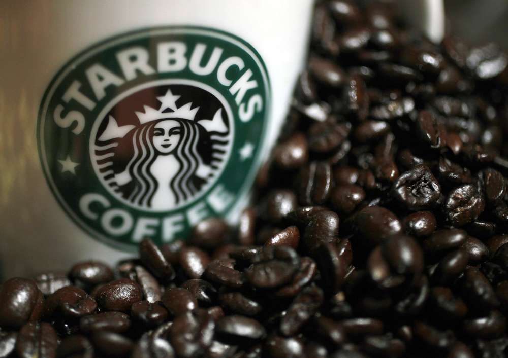 В Японии грузовик врезался в кофейню Starbucks