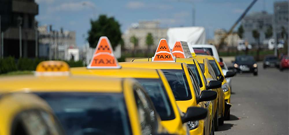 В Москве таксистов стали штрафовать за езду по выделенным полосам