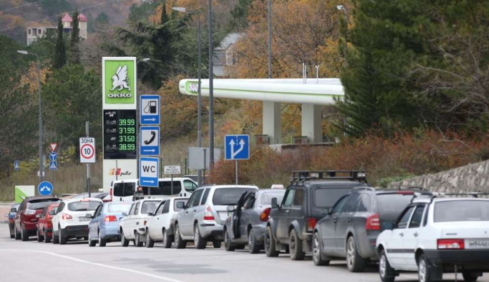 В Крыму заморозили цены на бензин и дизтопливо на время ЧС
