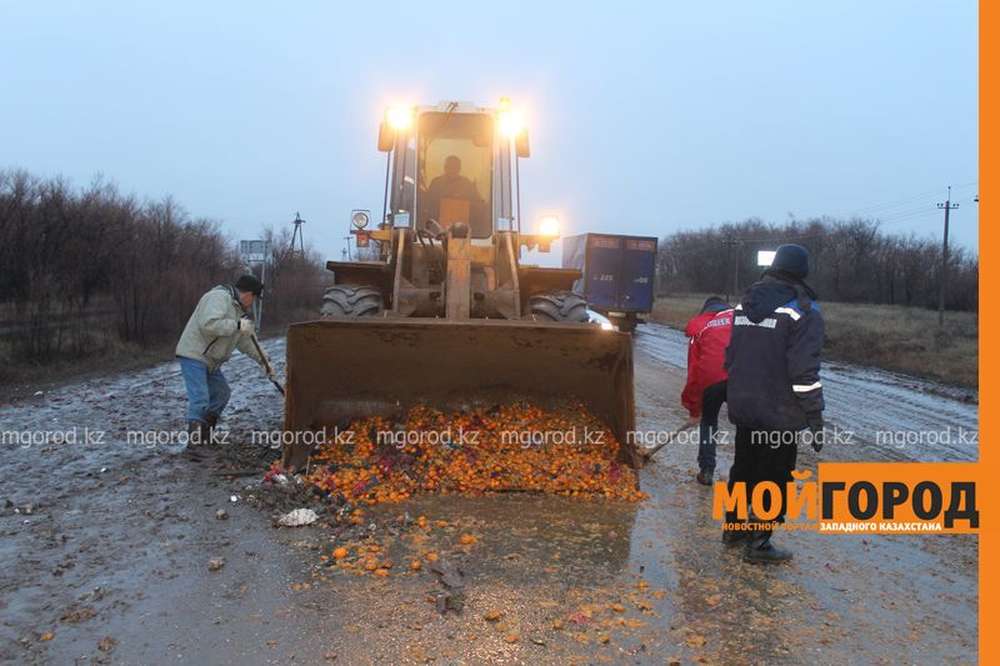 Полтонны мандаринов рассыпалось на автодороге в ЗКО