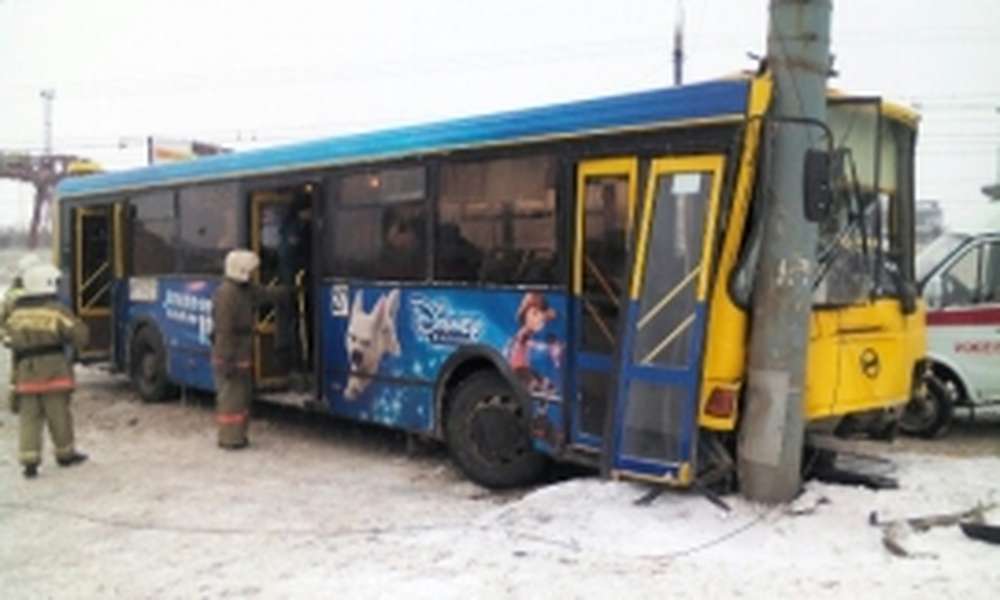 Автобус в Ижевске врезался в столб