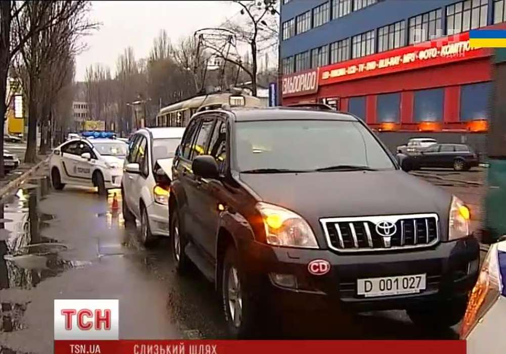 В Киеве сотрудник посольства РФ устроил ДТП на внедорожнике с дипномерами