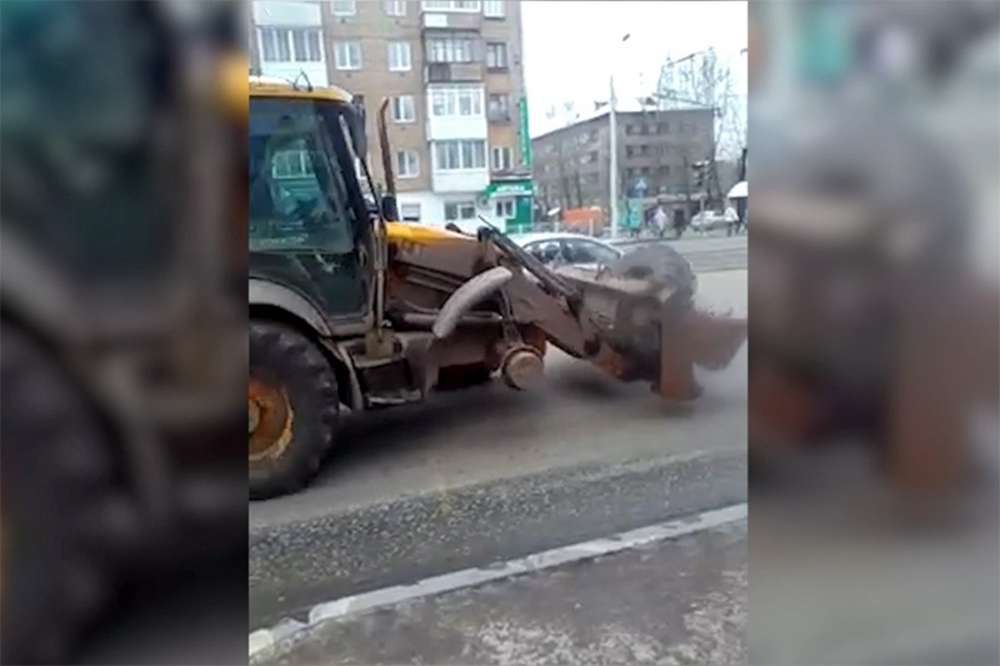 В Перми находчивый тракторист на трех колесах ехал в сервис