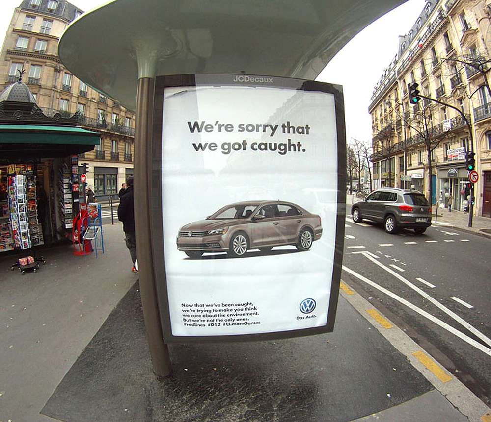 Французские «Арт-вандалы» постеблись над Volkswagen на рекламных бордах в Париже
