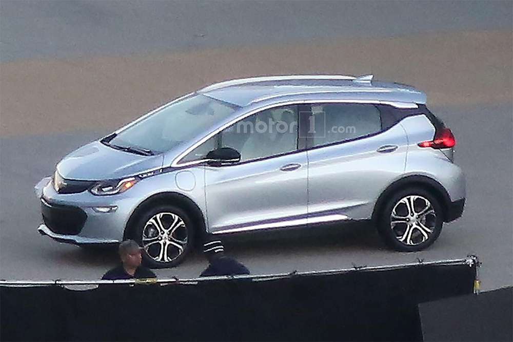 Бюджетный электрокар Chevrolet Bolt замечен без камуфляжа