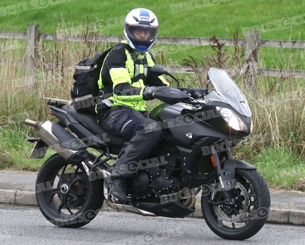 Шпионские фото Triumph Tiger 1050 GT 2017 модельного года