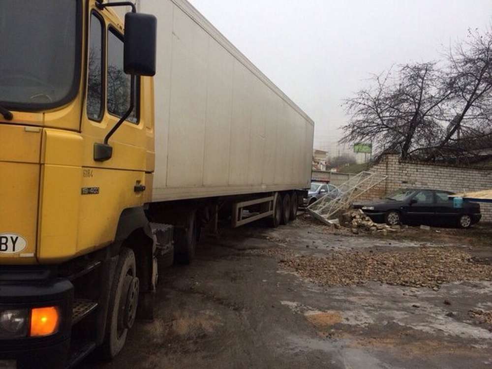 В Минске водитель грузовика снес двухметровый кирпичный забор и ворота