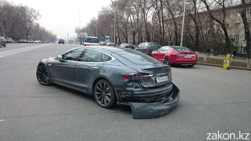 В Алматы столкнулись Toyota Camry и Tesla Model S