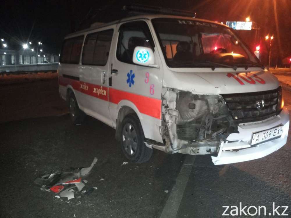 В Алматы произошло ДТП с участием Toyota и машиной скорой помощи