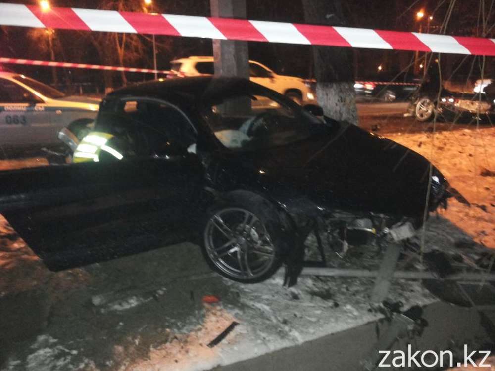 В Алматы Audi R8 разорвало на две части