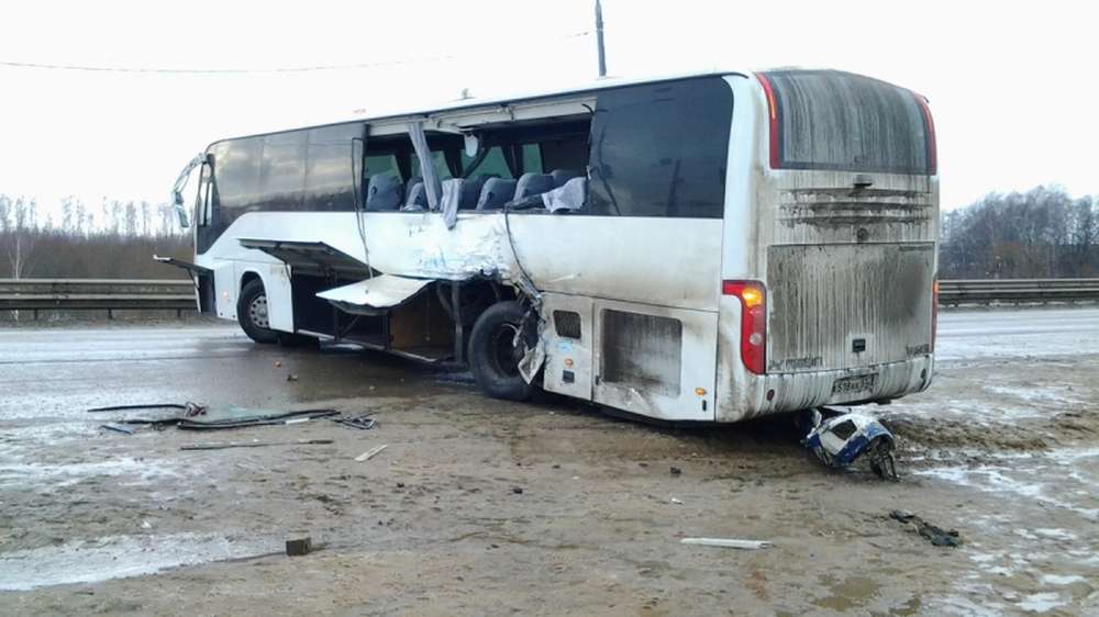 Пассажирский автобус попал в ДТП, 20 пострадавших